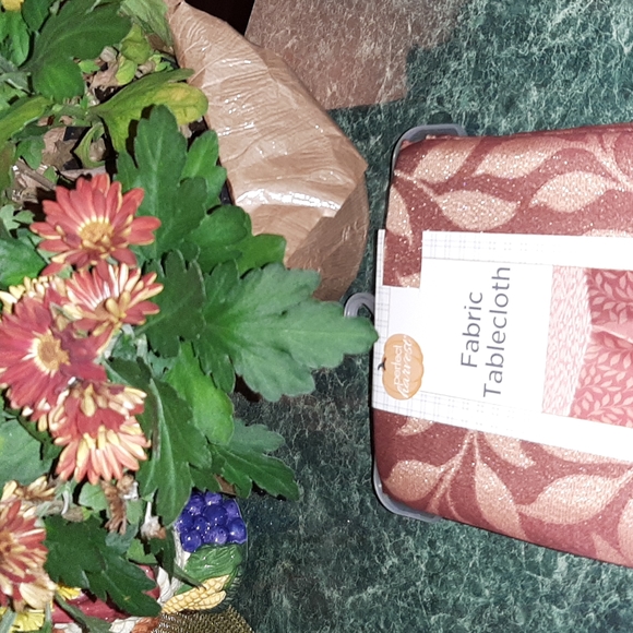 🍂🍁🍂Fabric Tablecloth- Beautiful! Rust with Gold Leaves 52" x 70"🍂 🍁🍂 - Picture 4 of 12